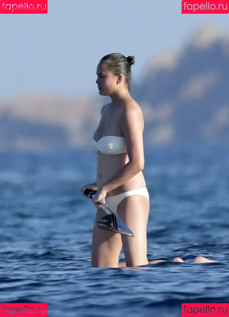 Chrissy Teigen / ChrissyTeigen Onlyfans Photo Gallery 