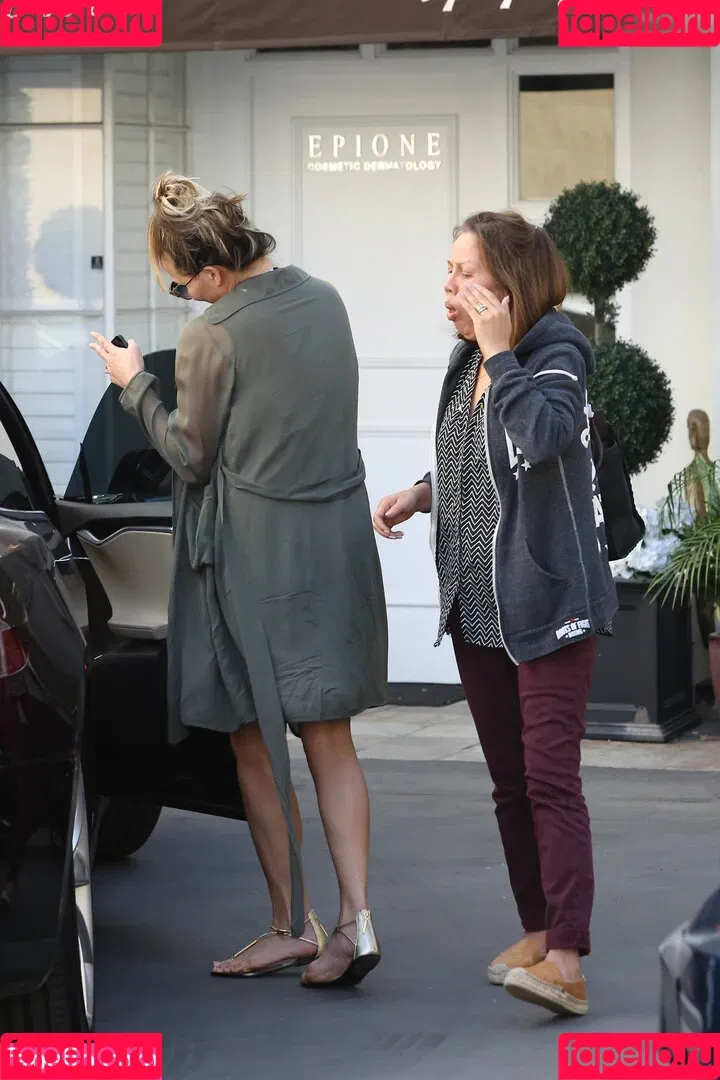 Chrissy Teigen / ChrissyTeigen Onlyfans Photo Gallery 