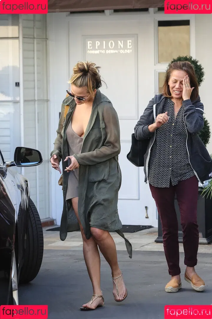 Chrissy Teigen / ChrissyTeigen Onlyfans Photo Gallery 