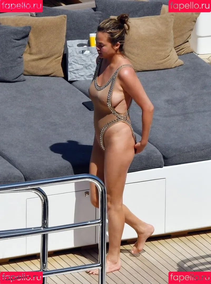 Chrissy Teigen / ChrissyTeigen Onlyfans Photo Gallery 