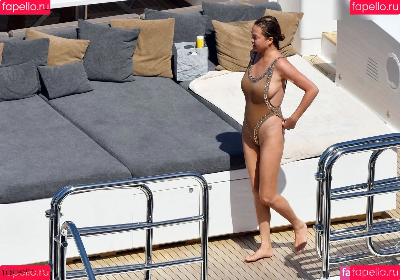 Chrissy Teigen / ChrissyTeigen Onlyfans Photo Gallery 