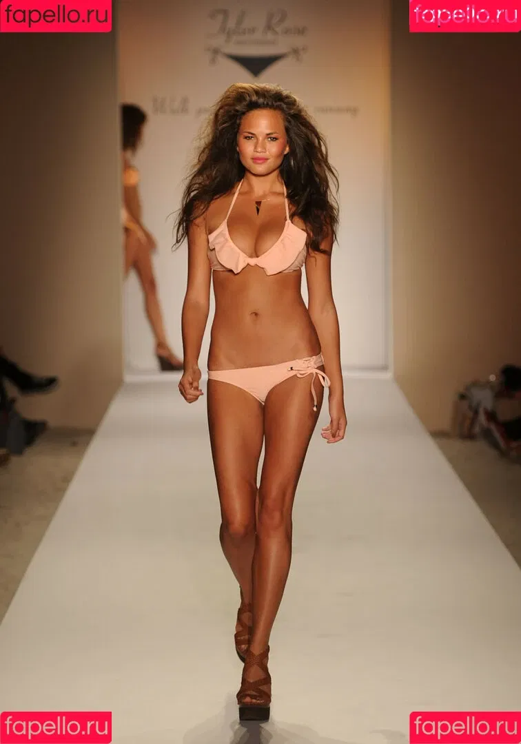 Chrissy Teigen / ChrissyTeigen Onlyfans Photo Gallery 