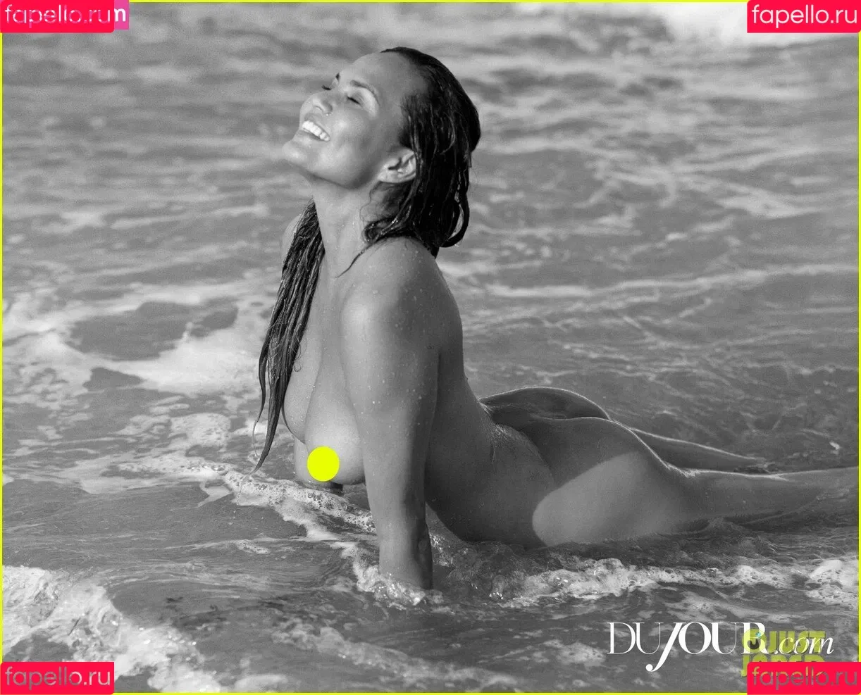 Chrissy Teigen / ChrissyTeigen Onlyfans Photo Gallery 