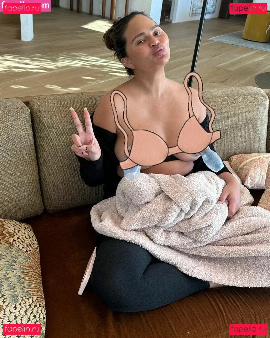 Chrissy Teigen / ChrissyTeigen Onlyfans Photo Gallery 
