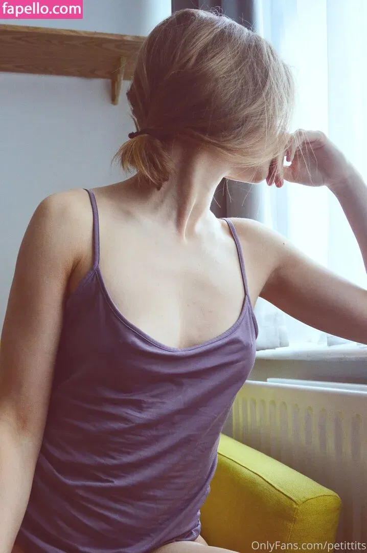 Petittits / petit_tits2 Onlyfans Photo Gallery 