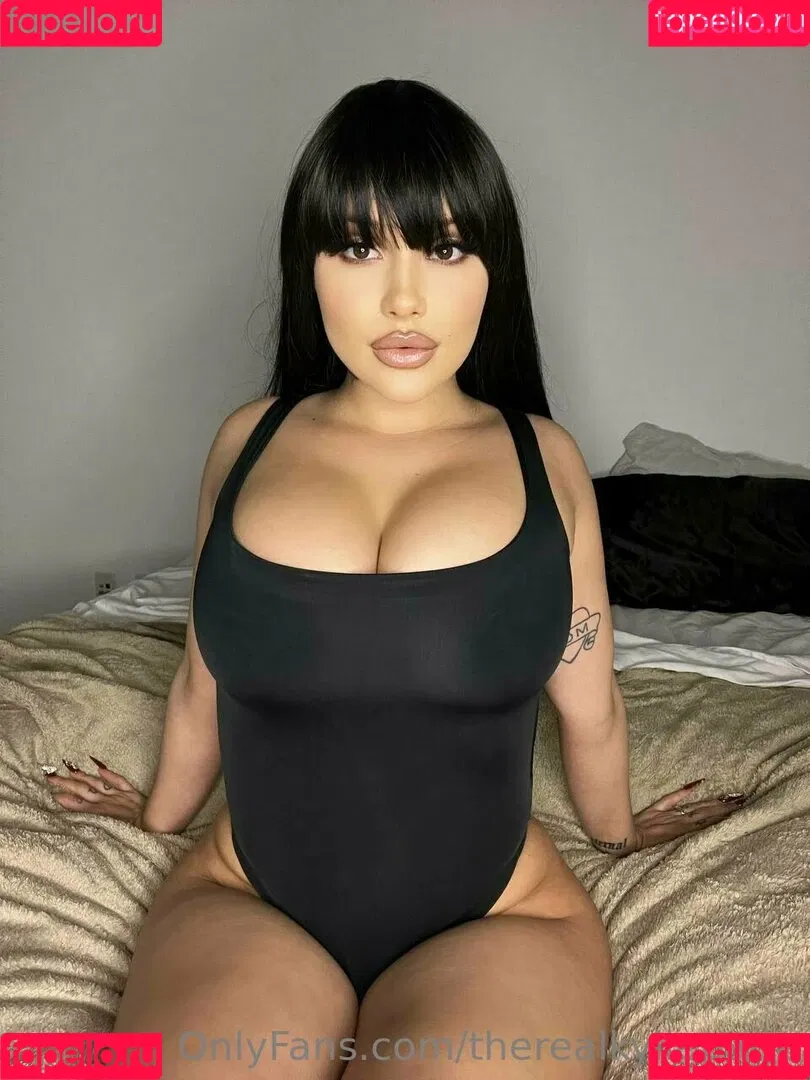 kyliepageofficial / therealkyliepage Onlyfans Photo Gallery 