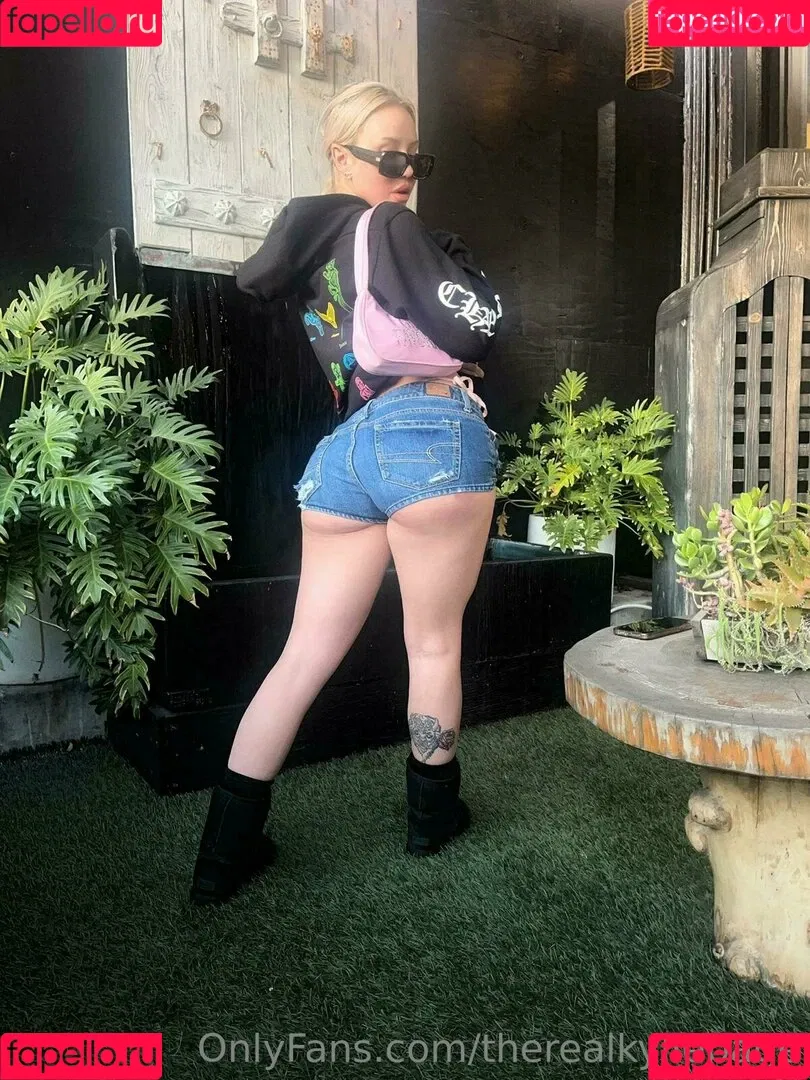 kyliepageofficial / therealkyliepage Onlyfans Photo Gallery 