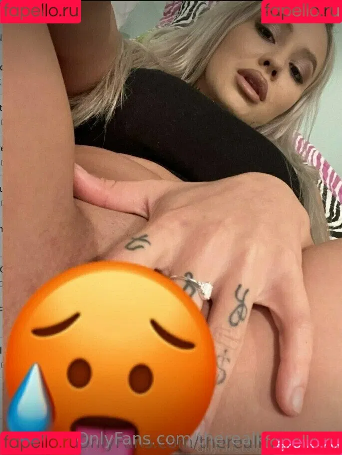 kyliepageofficial / therealkyliepage Onlyfans Photo Gallery 