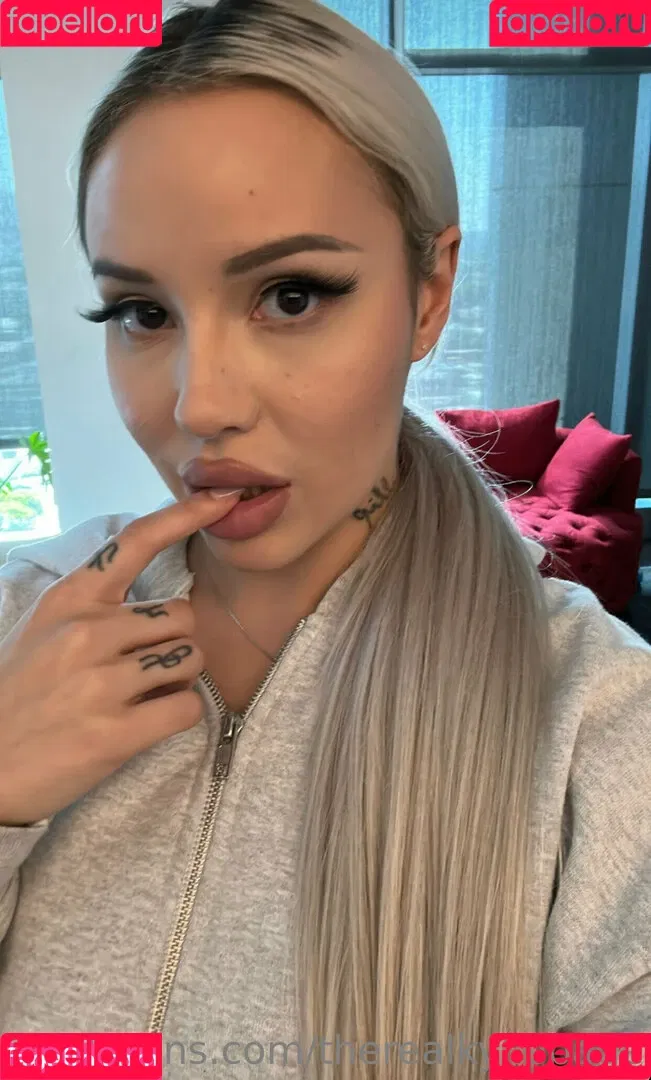 kyliepageofficial / therealkyliepage Onlyfans Photo Gallery 