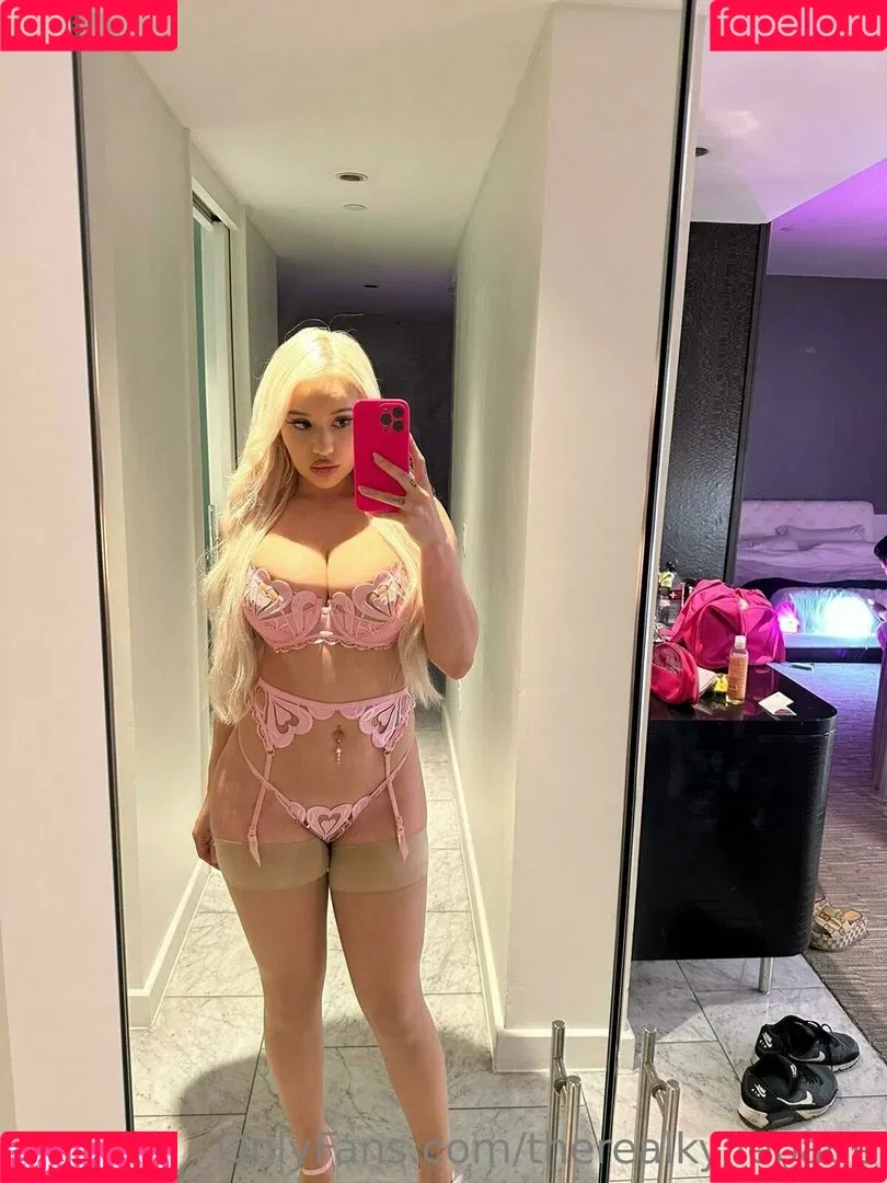 kyliepageofficial / therealkyliepage Onlyfans Photo Gallery 
