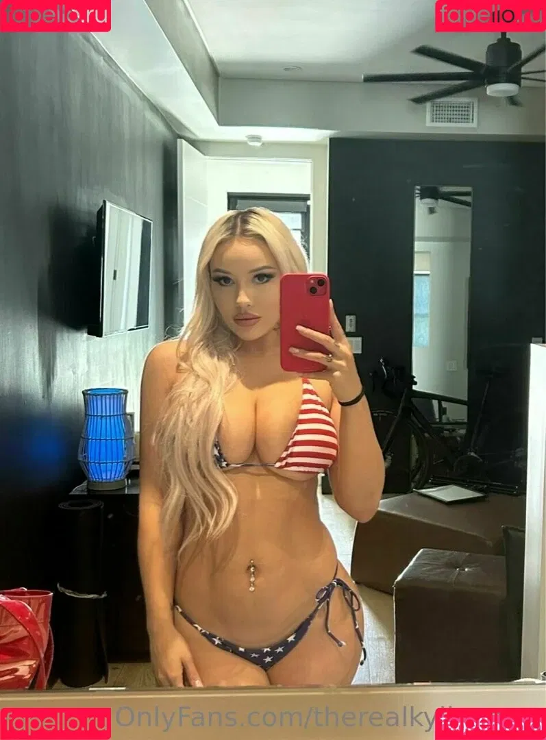 kyliepageofficial / therealkyliepage Onlyfans Photo Gallery 