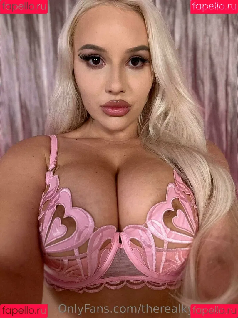 kyliepageofficial / therealkyliepage Onlyfans Photo Gallery 