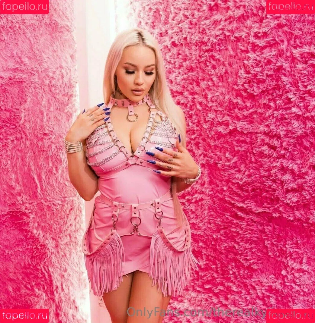 kyliepageofficial / therealkyliepage Onlyfans Photo Gallery 