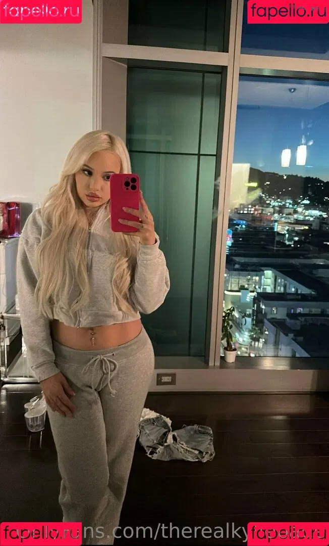 kyliepageofficial / therealkyliepage Onlyfans Photo Gallery 