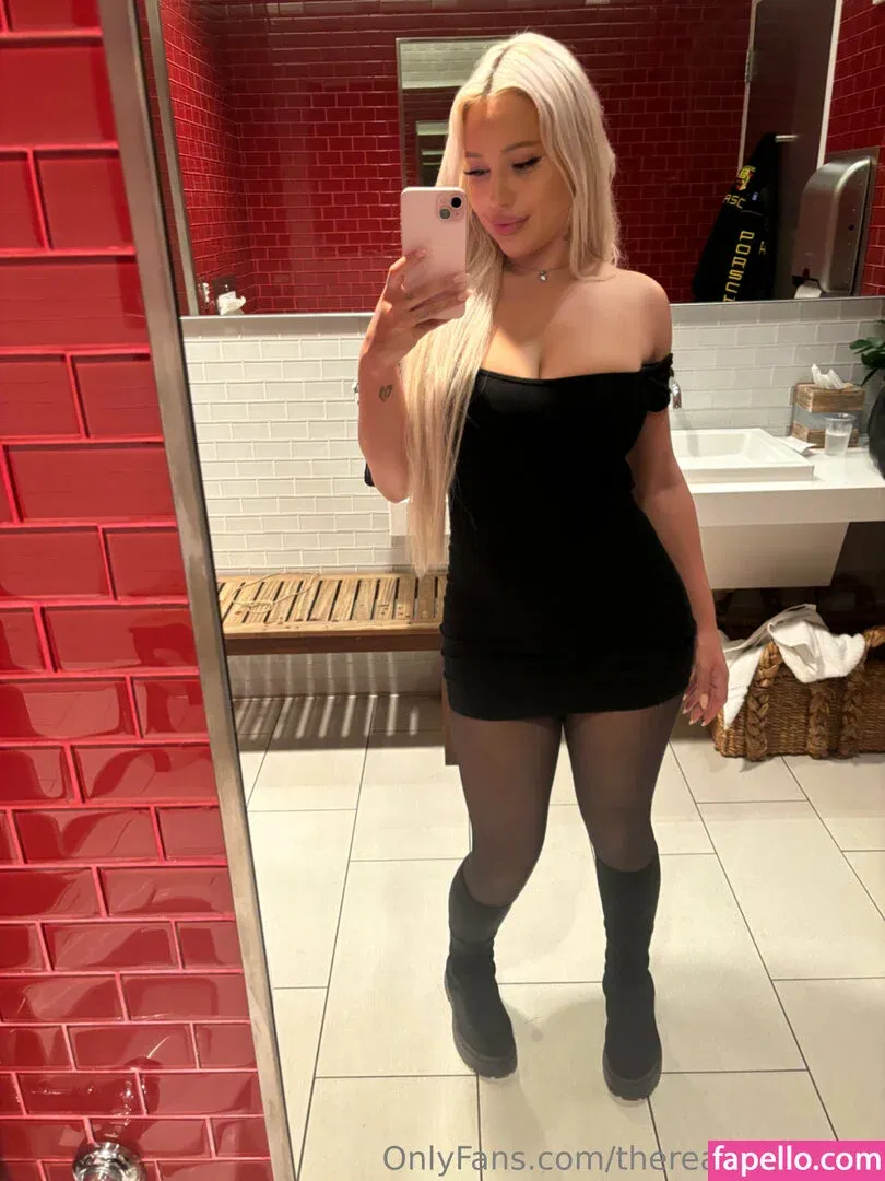 kyliepageofficial / therealkyliepage Onlyfans Photo Gallery 