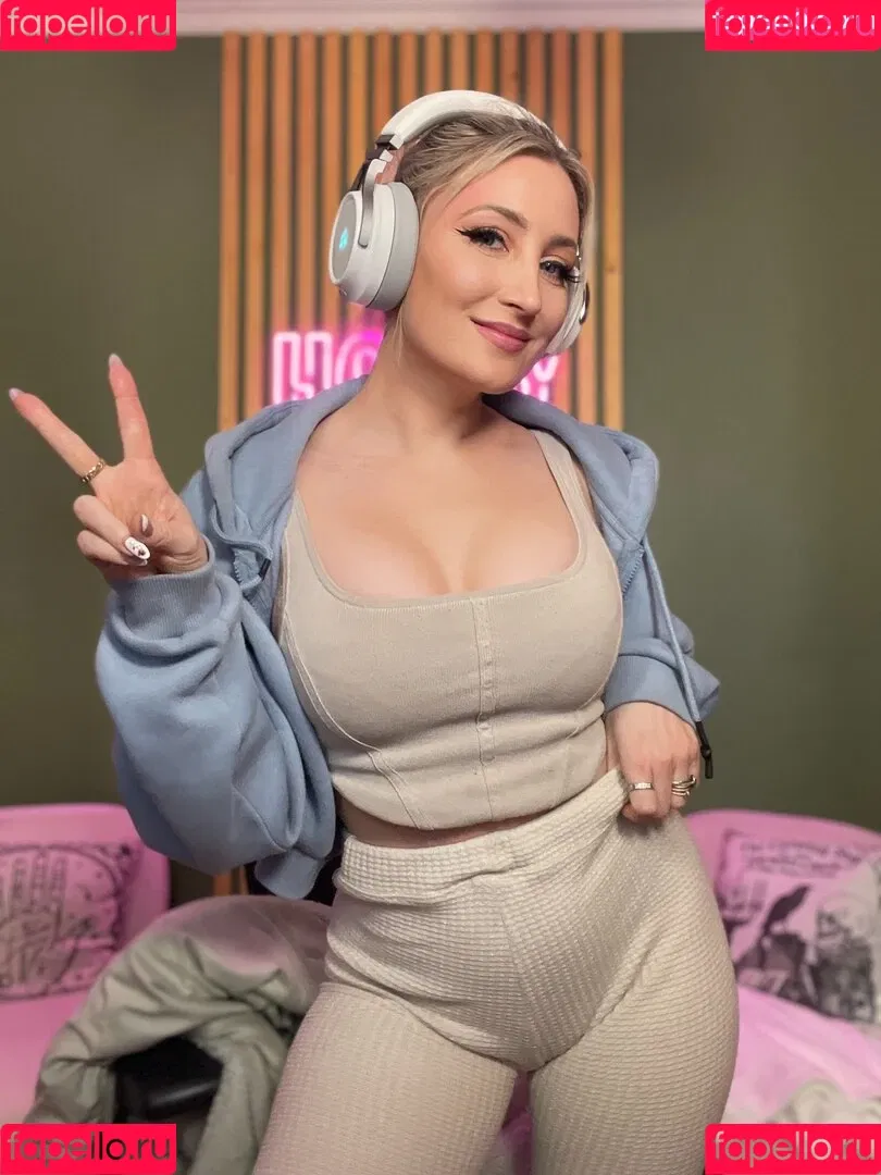 Holly Wolf / HollytWolf / hollywolf / veronicafettx / wolfofthewild Onlyfans Photo Gallery 