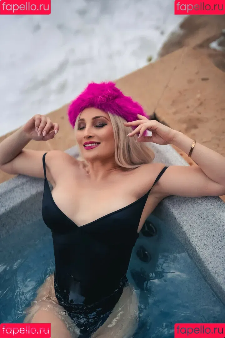 Holly Wolf / HollytWolf / hollywolf / veronicafettx / wolfofthewild Onlyfans Photo Gallery 