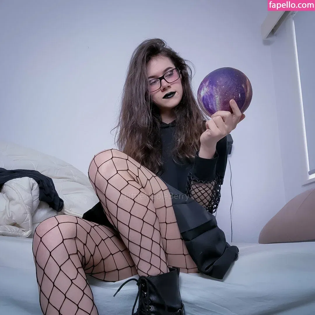 ImplyingDonut / LittleMapleBerry / littlemapleb Onlyfans Photo Gallery 