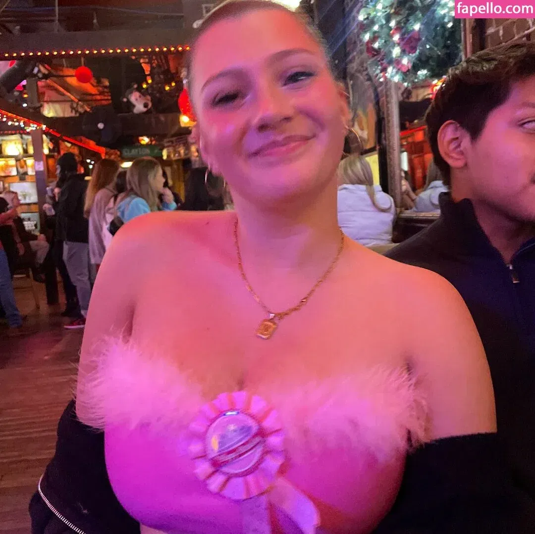 nicoledwyerq Onlyfans Photo Gallery 