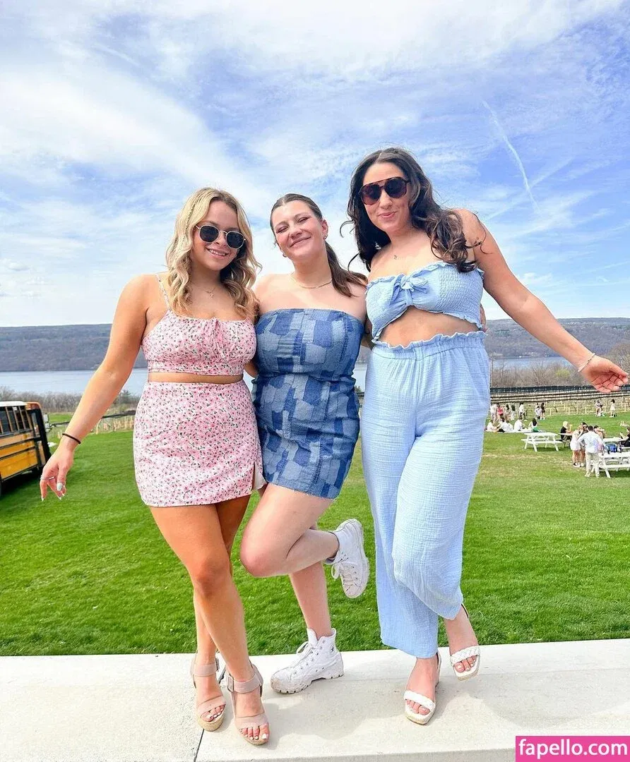 nicoledwyerq Onlyfans Photo Gallery 