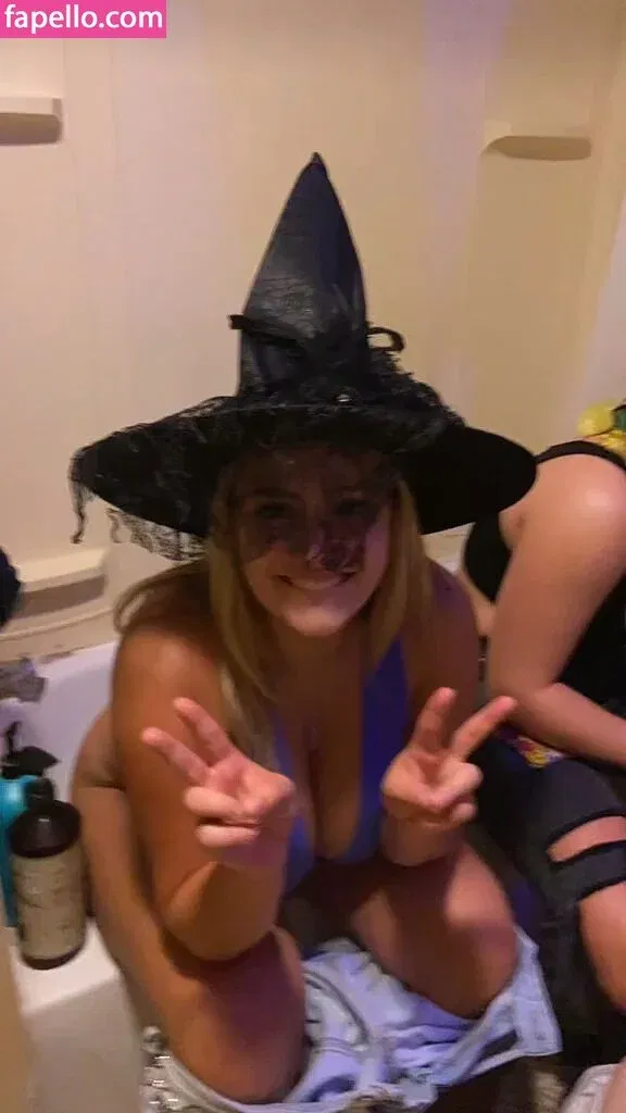 nicoledwyerq Onlyfans Photo Gallery 