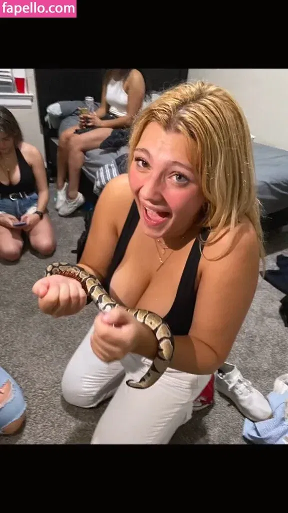 nicoledwyerq Onlyfans Photo Gallery 