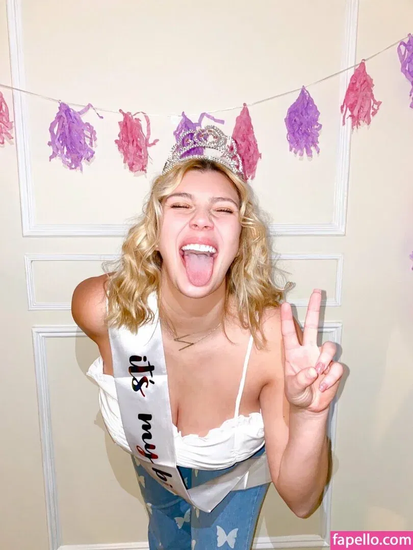 nicoledwyerq Onlyfans Photo Gallery 