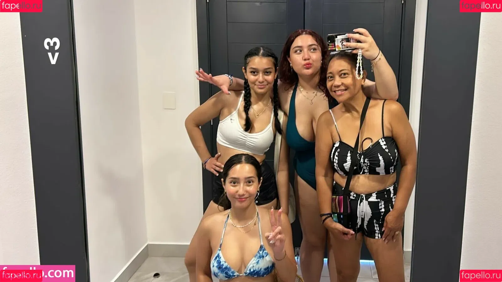 Sabrina Pezeshkian / sabababaroo / sabadabadoodle Onlyfans Photo Gallery 