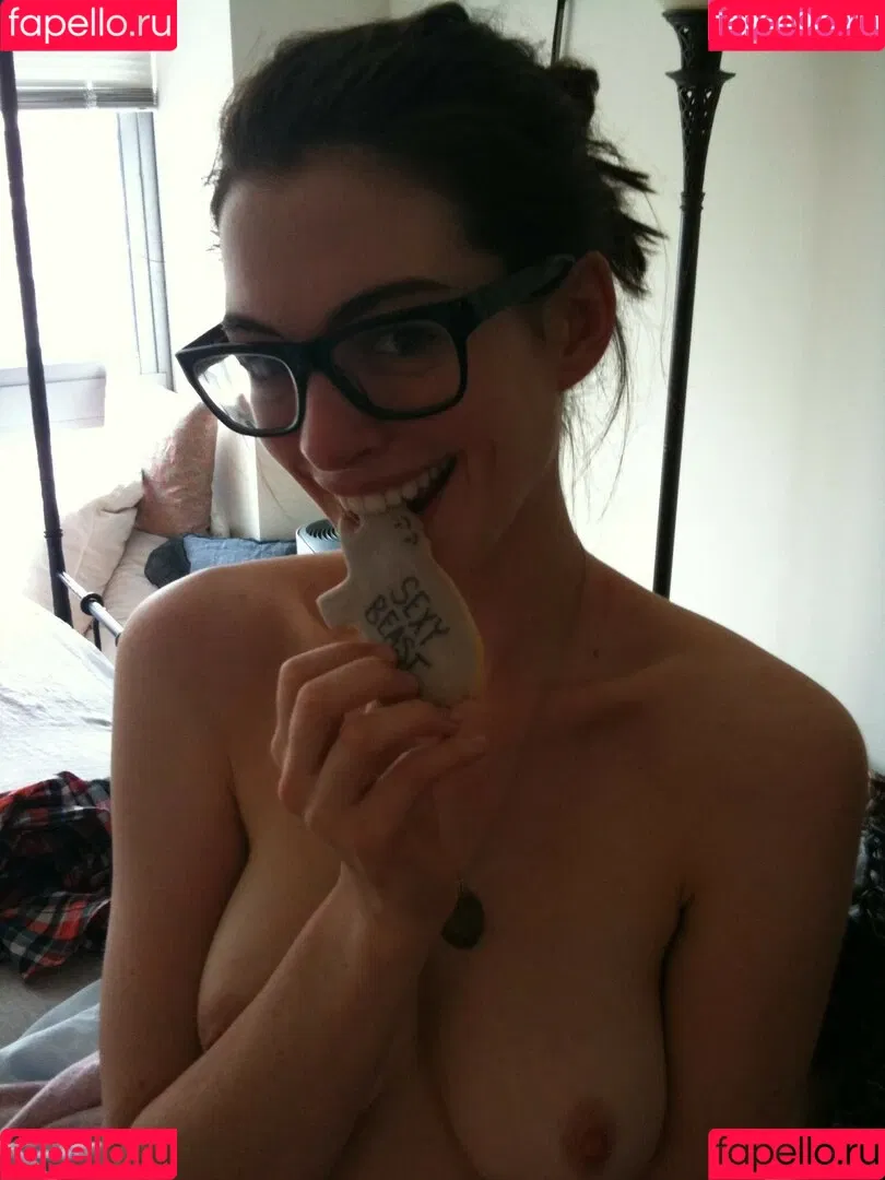 Anne Hathaway / ahathawaynews / annehathaway / heatherannie Onlyfans Photo Gallery 