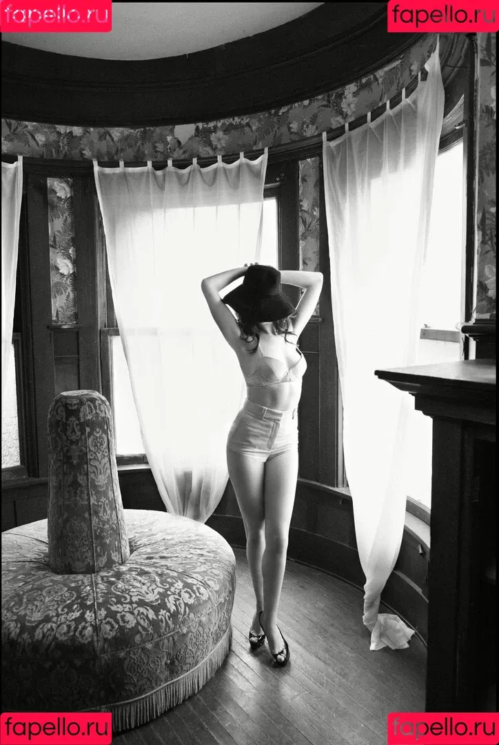 Anne Hathaway / ahathawaynews / annehathaway / heatherannie Onlyfans Photo Gallery 