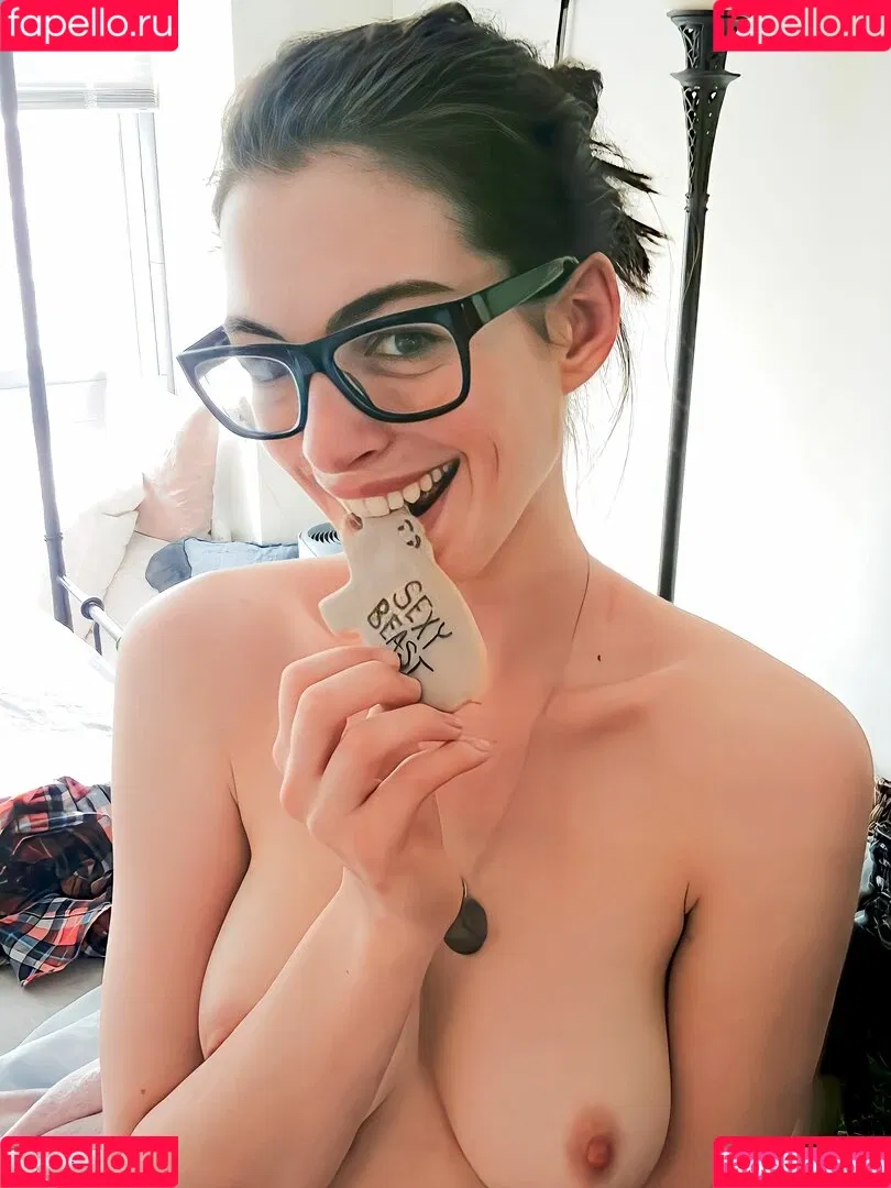 Anne Hathaway / ahathawaynews / annehathaway / heatherannie Onlyfans Photo Gallery 