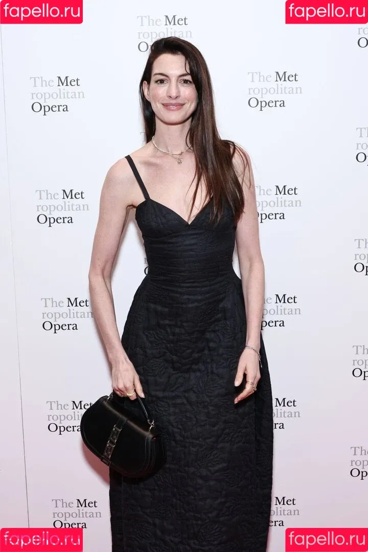 Anne Hathaway / ahathawaynews / annehathaway / heatherannie Onlyfans Photo Gallery 