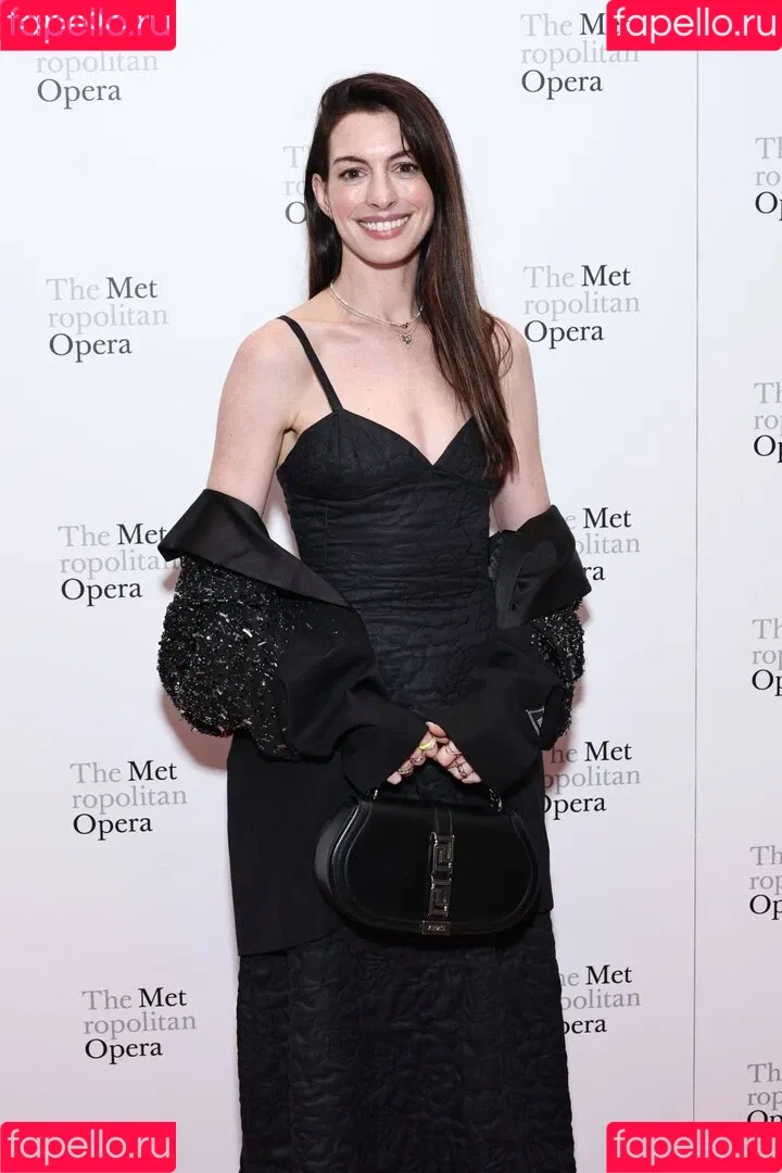 Anne Hathaway / ahathawaynews / annehathaway / heatherannie Onlyfans Photo Gallery 