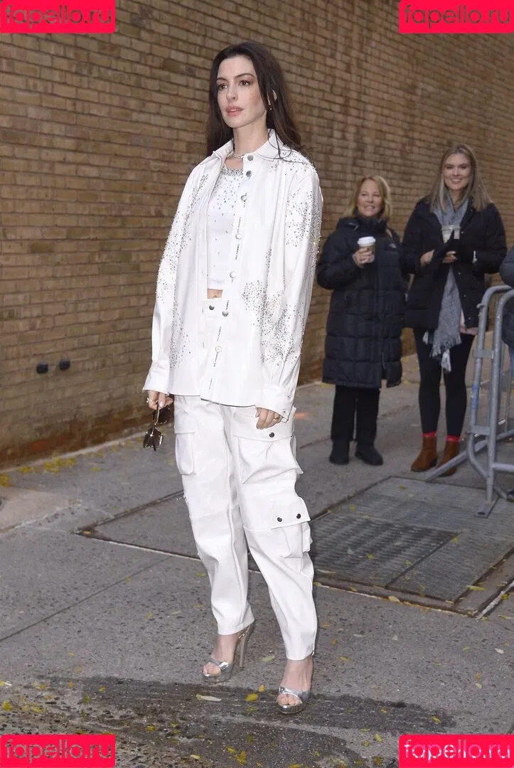 Anne Hathaway / ahathawaynews / annehathaway / heatherannie Onlyfans Photo Gallery 
