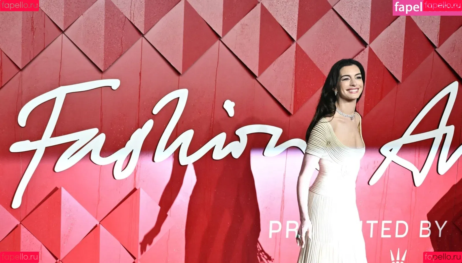 Anne Hathaway / ahathawaynews / annehathaway / heatherannie Onlyfans Photo Gallery 