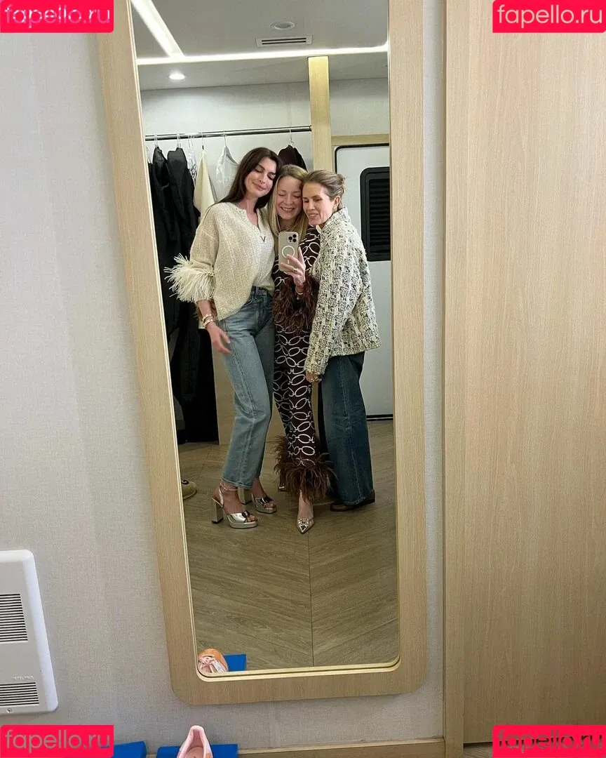 Anne Hathaway / ahathawaynews / annehathaway / heatherannie Onlyfans Photo Gallery 
