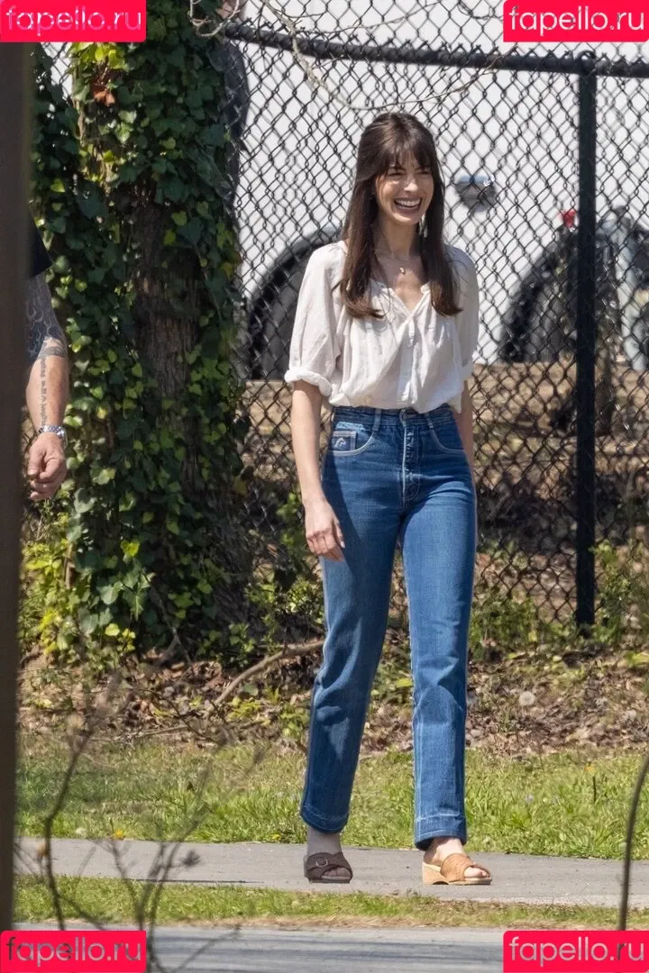 Anne Hathaway / ahathawaynews / annehathaway / heatherannie Onlyfans Photo Gallery 