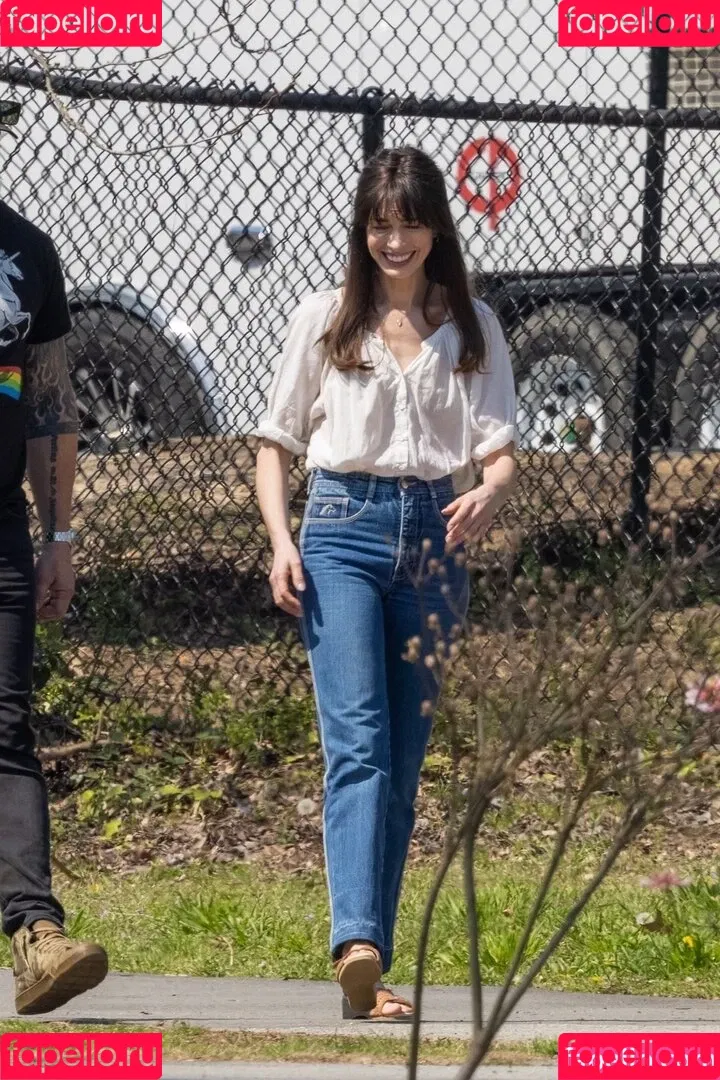 Anne Hathaway / ahathawaynews / annehathaway / heatherannie Onlyfans Photo Gallery 