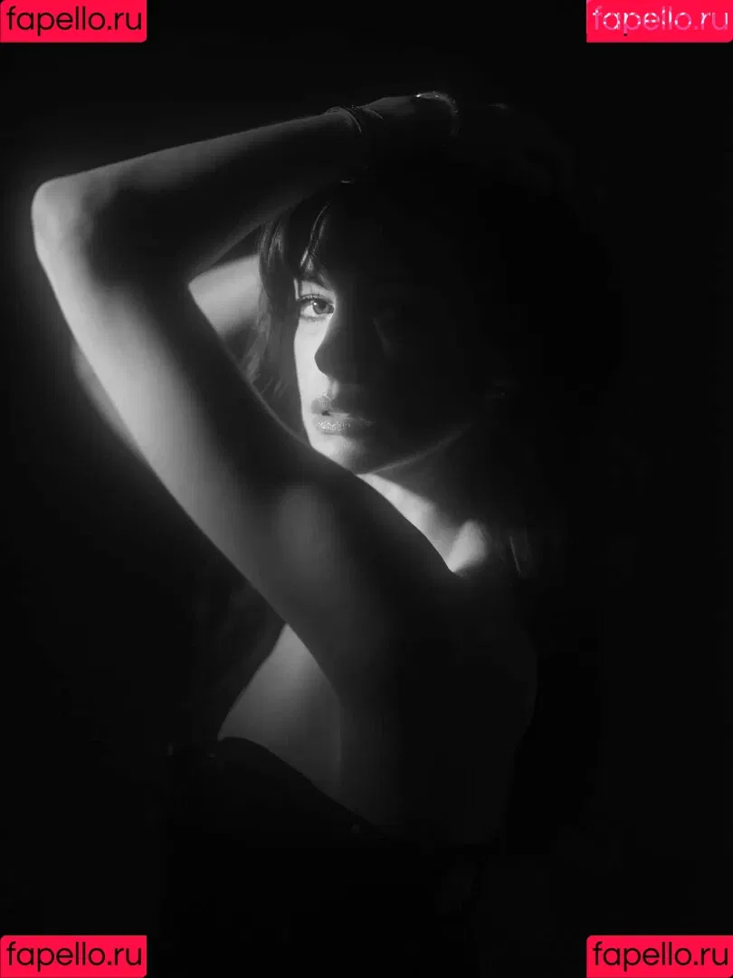 Anne Hathaway / ahathawaynews / annehathaway / heatherannie Onlyfans Photo Gallery 