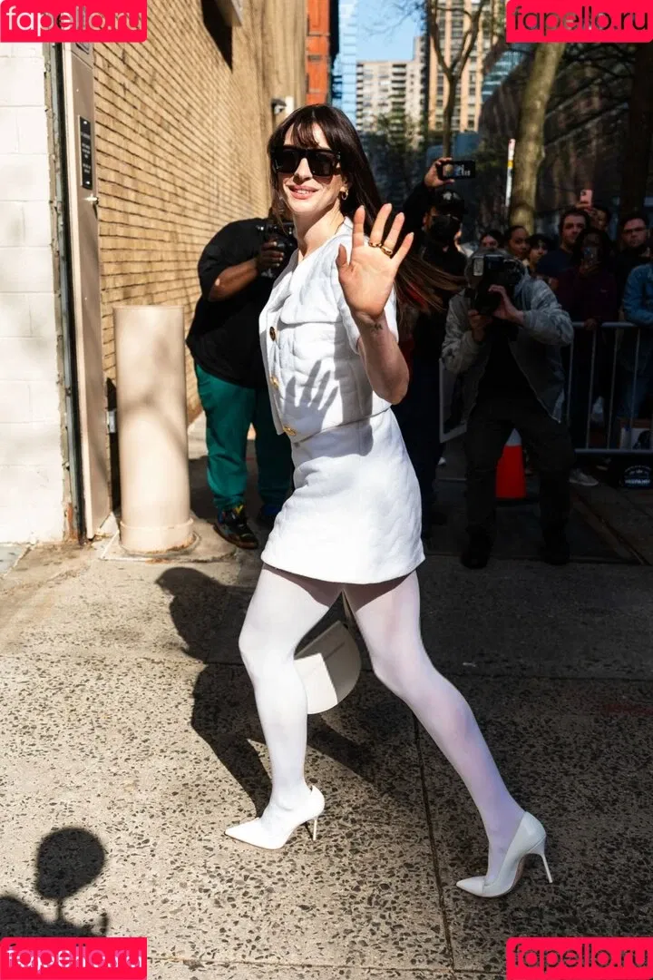 Anne Hathaway / ahathawaynews / annehathaway / heatherannie Onlyfans Photo Gallery 