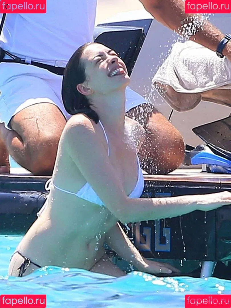 Anne Hathaway / ahathawaynews / annehathaway / heatherannie Onlyfans Photo Gallery 