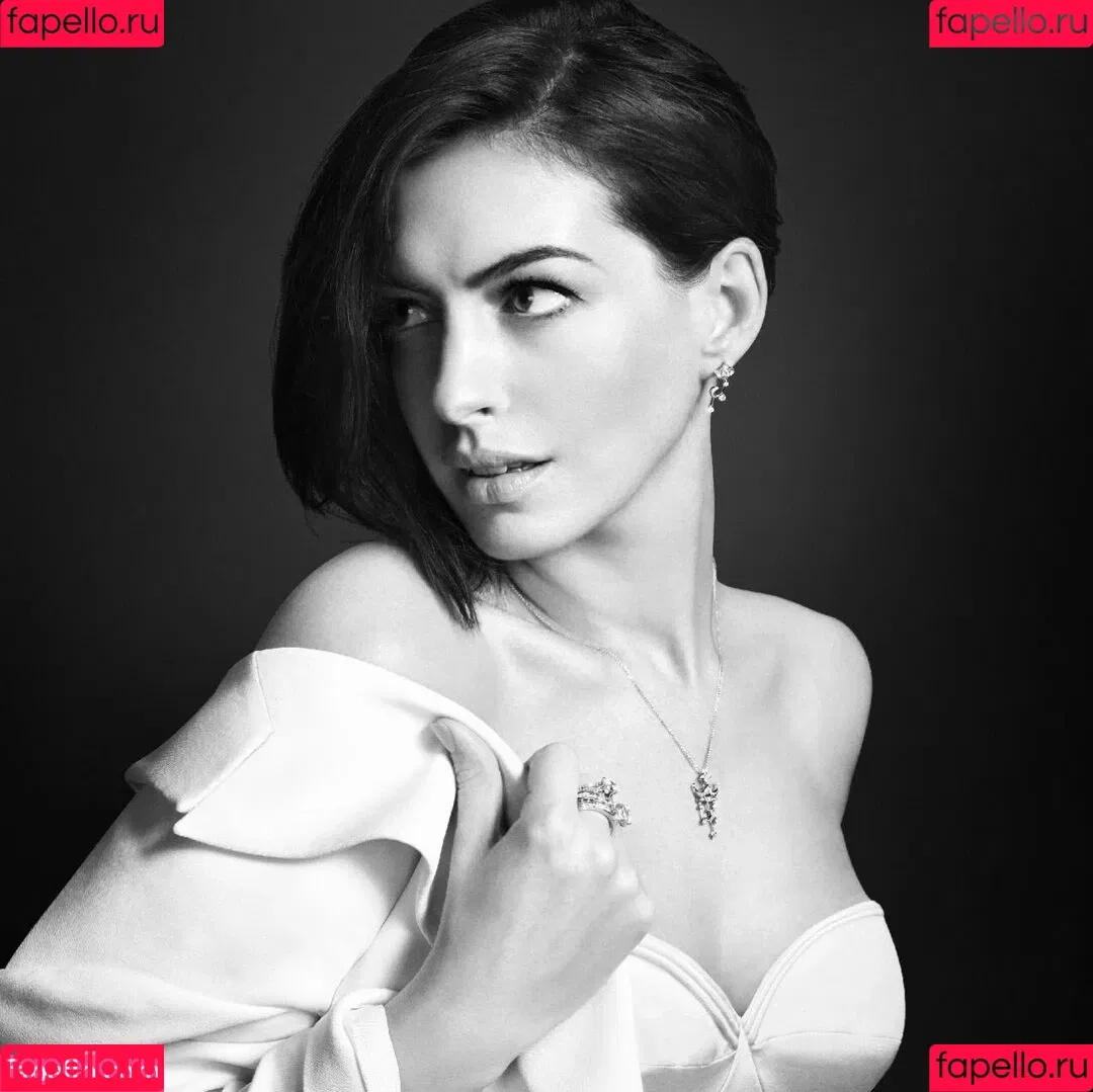 Anne Hathaway / ahathawaynews / annehathaway / heatherannie Onlyfans Photo Gallery 