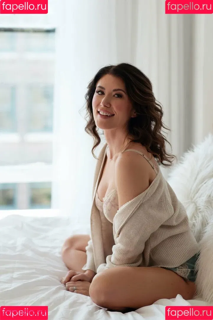 Jewel Staite / JewelStaite Onlyfans Photo Gallery 