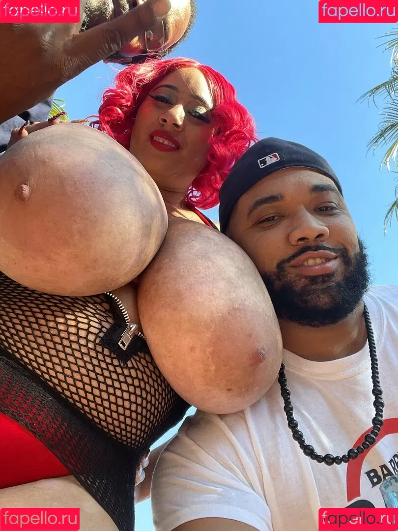 Roxi Red / roxiredhott / roxiredxxx Onlyfans Photo Gallery 