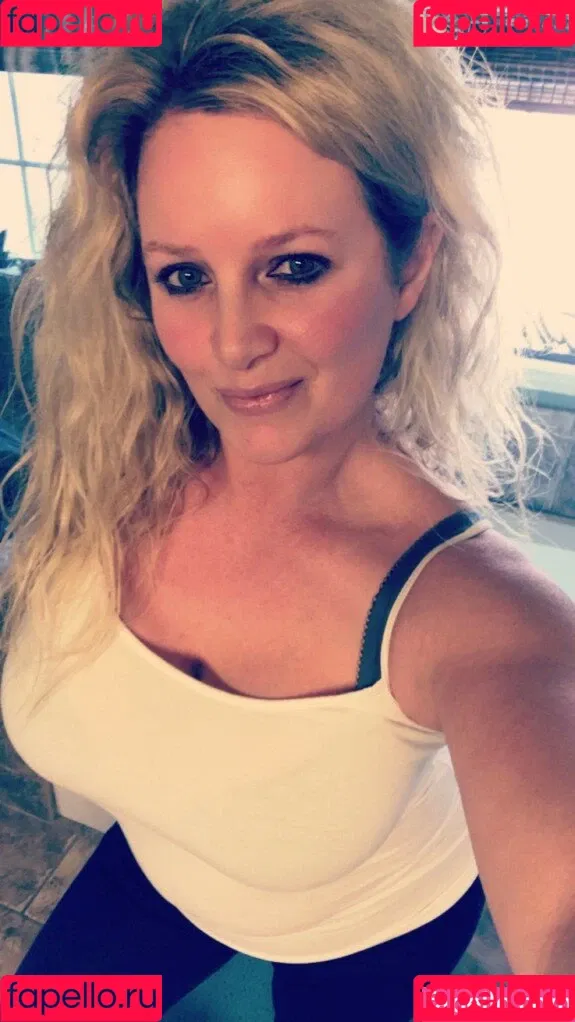 Hotwives XXX / hotwifeemma / katiejaneuk Onlyfans Photo Gallery 