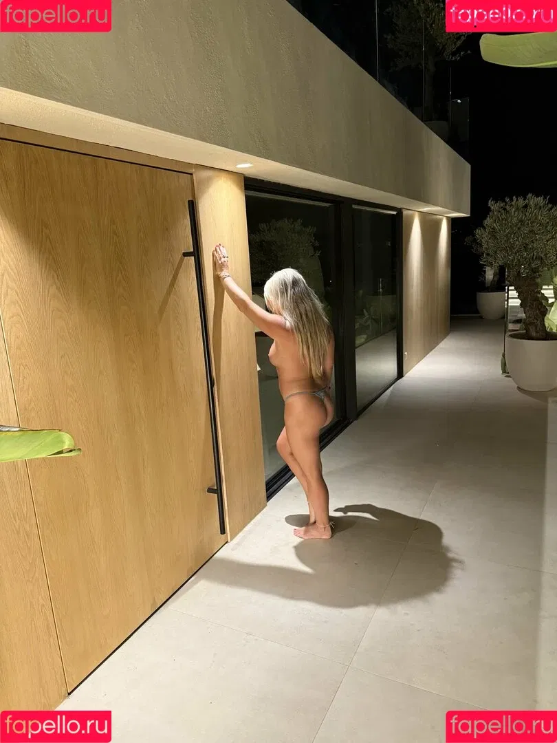 Hotwives XXX / hotwifeemma / katiejaneuk Onlyfans Photo Gallery 