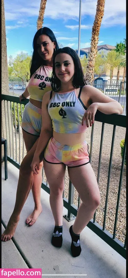 Hotwives XXX / hotwifeemma / katiejaneuk Onlyfans Photo Gallery 