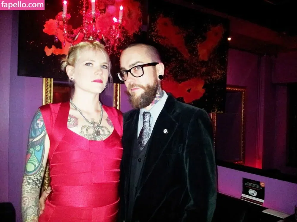 Hotwives XXX / hotwifeemma / katiejaneuk Onlyfans Photo Gallery 