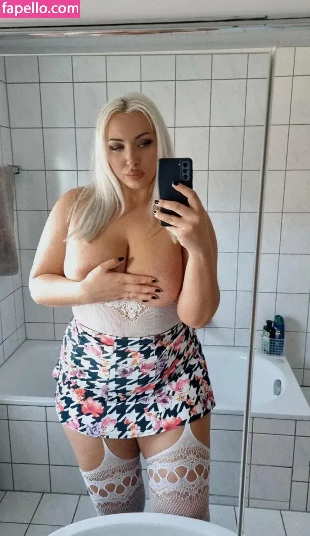 Hotwives XXX / hotwifeemma / katiejaneuk Onlyfans Photo Gallery 