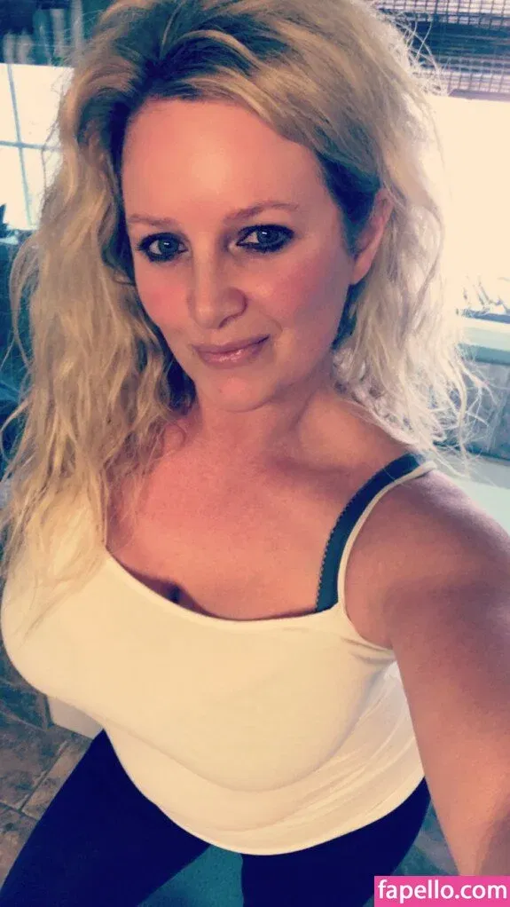 Hotwives XXX / hotwifeemma / katiejaneuk Onlyfans Photo Gallery 